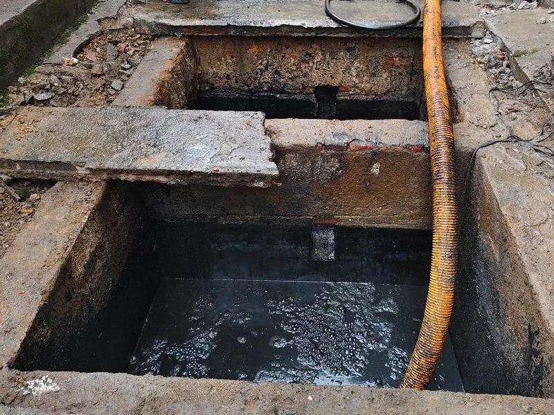 小卫街清理化粪池